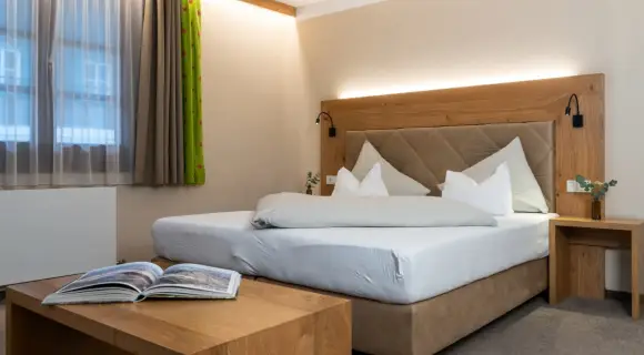 Renoviertes Doppelzimmer in Zell am See ✓ 35 m² ✓ bis 4 Personen ✓ Walk-in-Dusche ✓ Schlafsofa ✓ zentral ► Jetzt buchen!